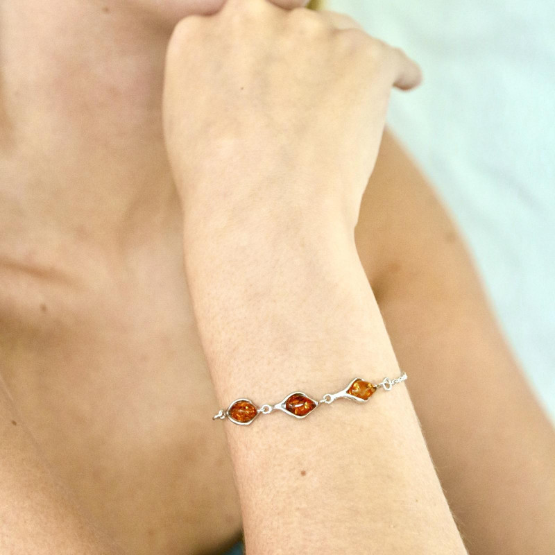 Narukvica s kapljicom jantara boje konjaka od rodija srebra 925 - Slika 2