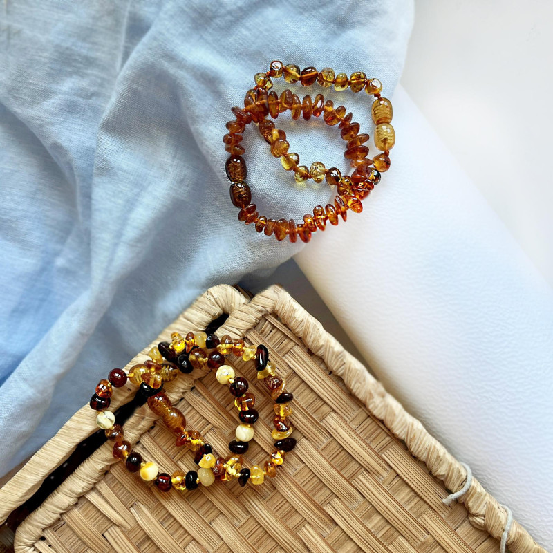 Nakit od baltičkog jantara i opala , u boji konjaka, s navojnom kopčom. Prirodan nakit opalis.hr.